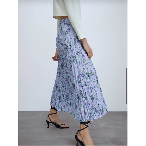 COPY - NWT ZARA Pleated Midi Skirt Floral Purple- Skirt S - Picture 4 of 4